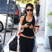 Vanessa Hudgens goes shopping for groceries at Trader Joe | Picture 88426